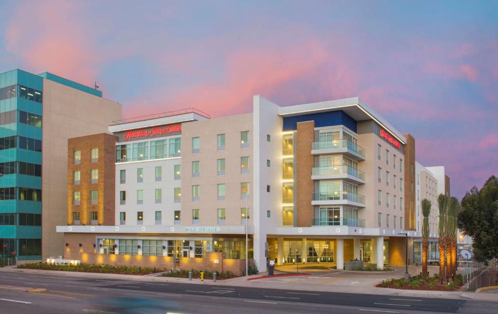 um edifício numa rua da cidade com um pôr-do-sol em Hampton Inn & Suites LAX El Segundo em El Segundo
