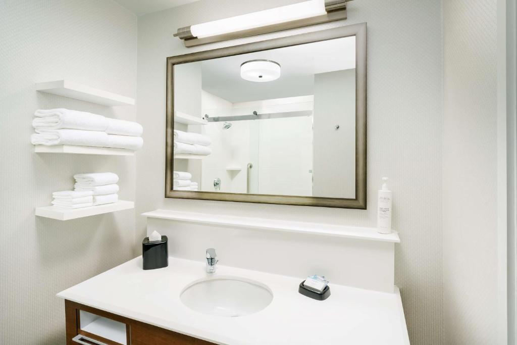 Hampton Inn & Suites LAX El Segundo photo