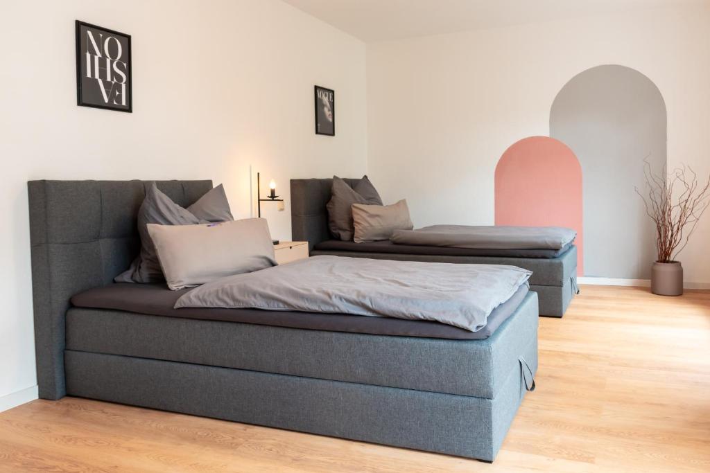 a room with a couch and a bed in it at Studio THREE / Wifi / Netflix / 3 getrennte Betten in Chemnitz