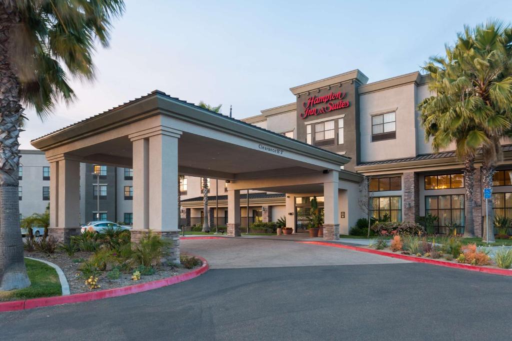 ein Hotelgebäude mit einem Parkplatz davor in der Unterkunft Hampton Inn & Suites San Diego-Poway in Poway