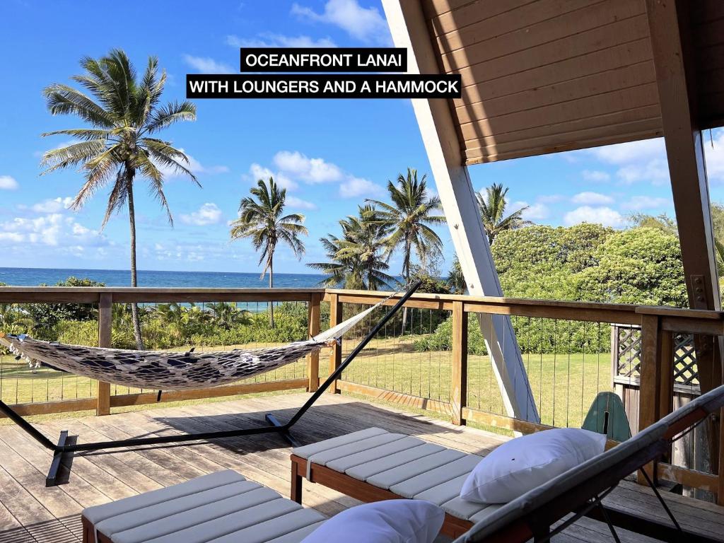 una hamaca en una terraza con vistas al océano en Anahola Aloha Beach House home, en Anahola