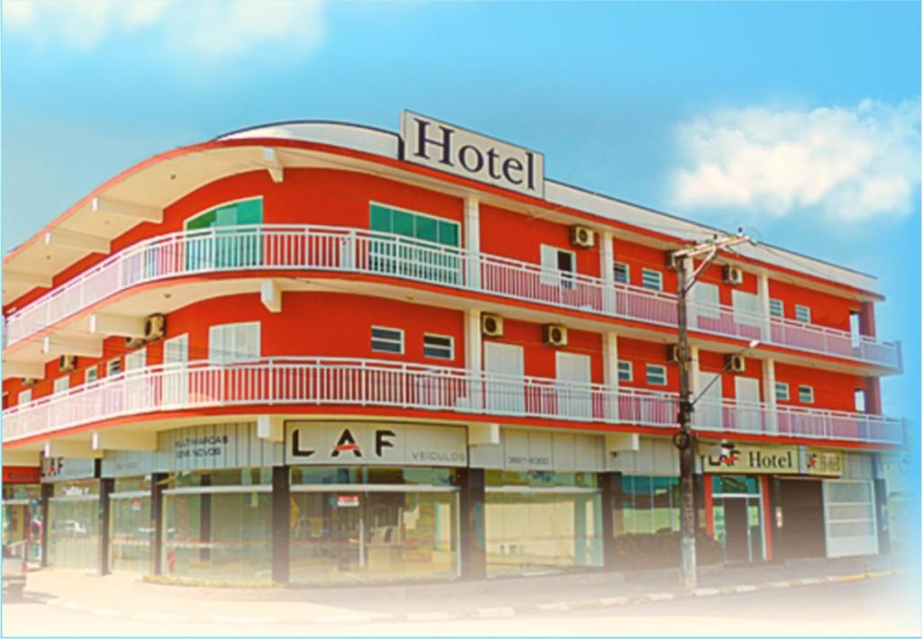 un hotel con un edificio rojo con muchos balcones en Laf Hotel, en Registro
