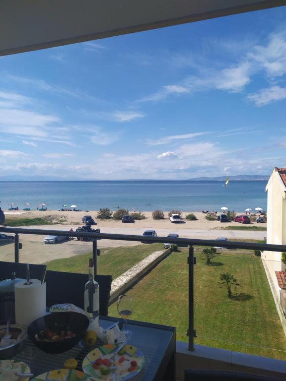 d'un balcon avec vue sur l'océan. dans l'établissement Luxury apartment in front of the Sea in Agia Triada - Thessaloniki, à Thessalonique