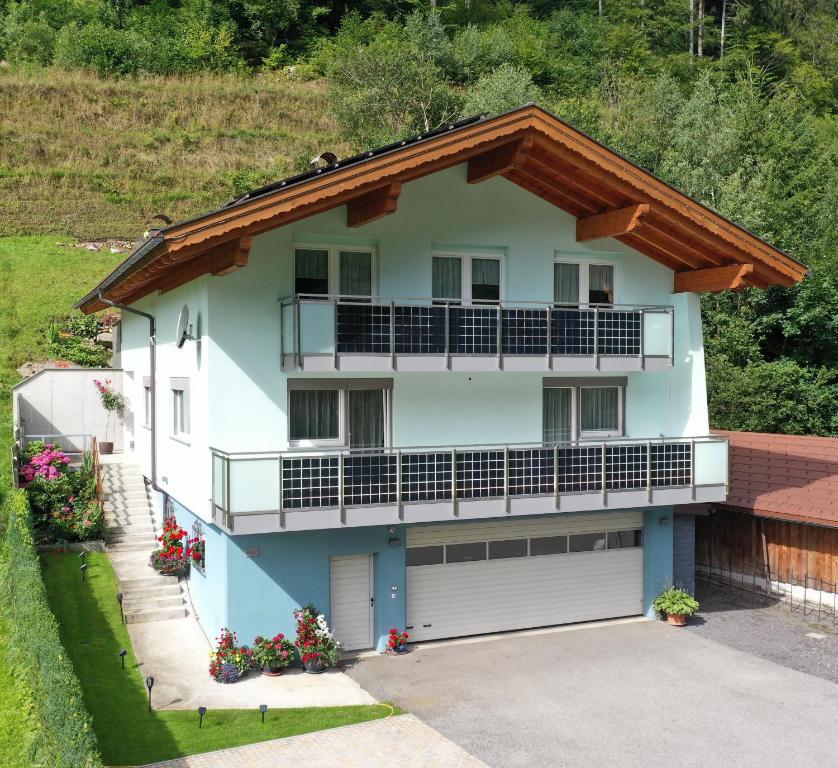 Großes weißes Haus mit Balkon in der Unterkunft Ferienwohnung Martin Mathies in Sankt Gallenkirch