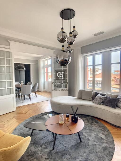 un salon avec un canapé et une table dans l'établissement Luxueux grand 3 chambres hypercentre calme, à Biarritz