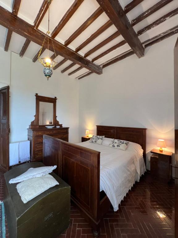 ein Schlafzimmer mit einem Bett und einer Bank darin in der Unterkunft Castello ala Lucia in Monte Roberto