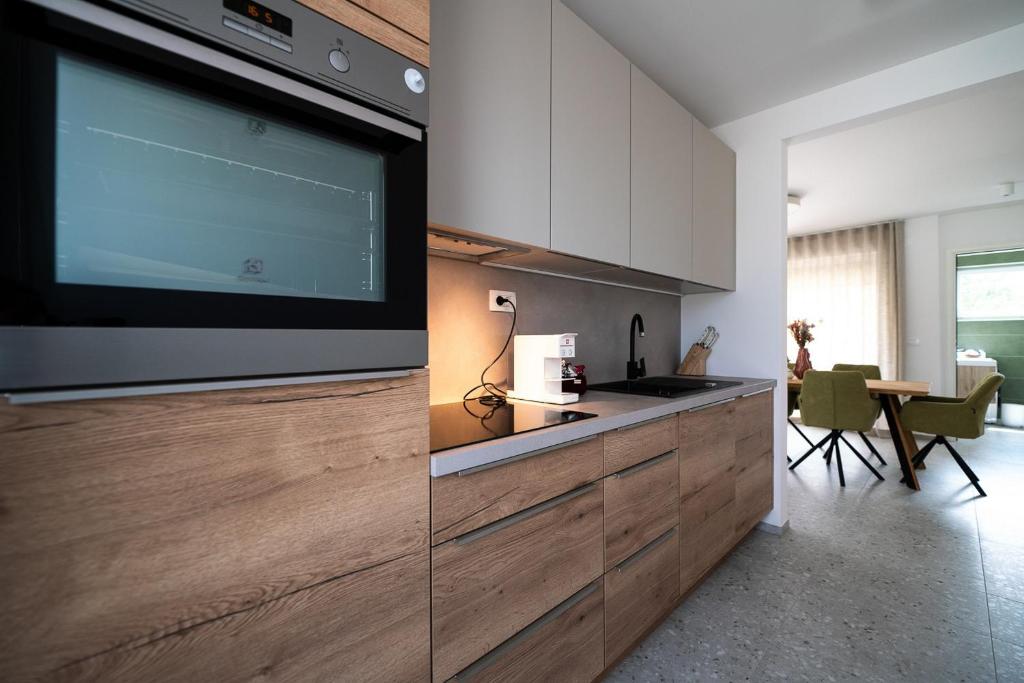 Kuchyň nebo kuchyňský kout v ubytování Apartments Kras 24 with Pool