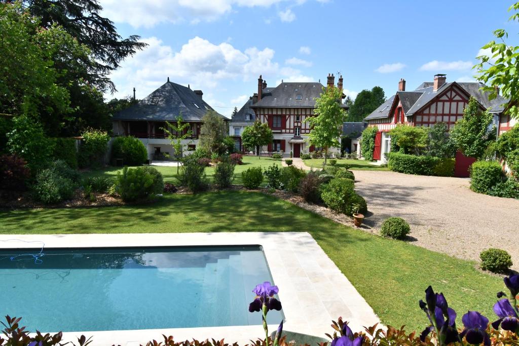 a house with a swimming pool in the yard at Les Haltes du Clos du Petit Dannezy in Cour-Cheverny