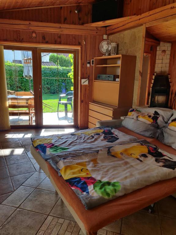 ein Schlafzimmer mit einem großen Bett in einer Hütte in der Unterkunft Kranio in Karlsbad