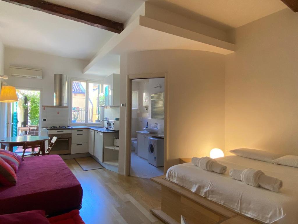um quarto com 2 camas e uma cozinha com uma mesa em Casa Santa Caterina em Bolonha