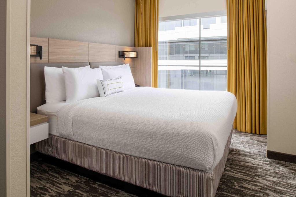 Postel nebo postele na pokoji v ubytování SpringHill Suites Seattle Downtown, South Lake Union