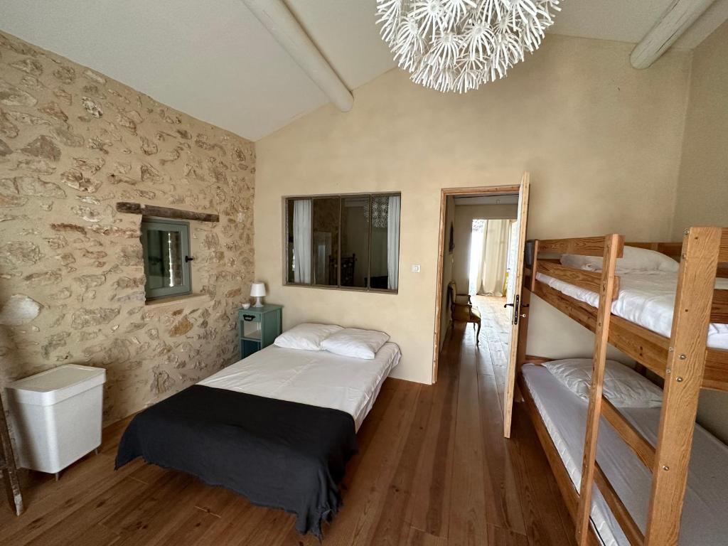um quarto com 2 beliches e um lustre em Mas Saint-Ferdinand - maison avec piscine em La Capelle-et-Masmolène