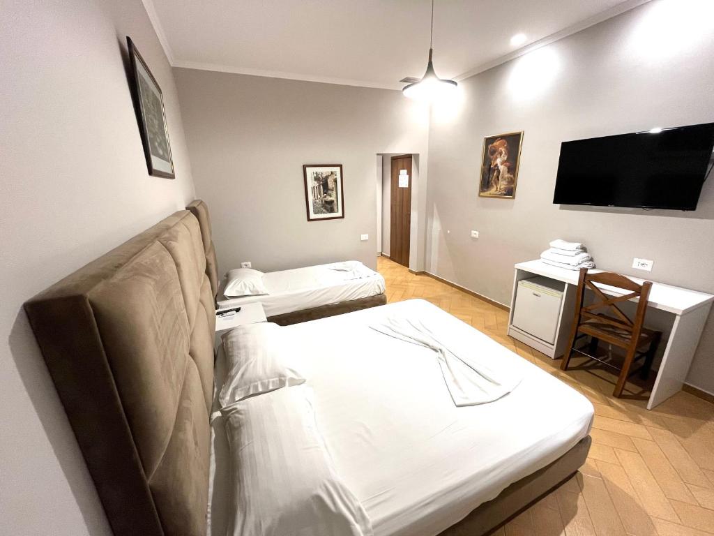 Postel nebo postele na pokoji v ubytování HOTEL NOBEL CENTER