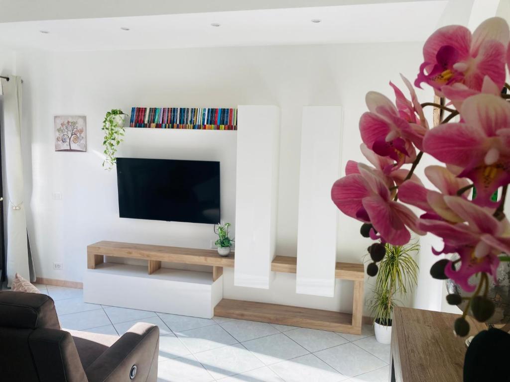 un salon avec une télévision et un canapé dans l'établissement La casa di Giulio, à Ronciglione