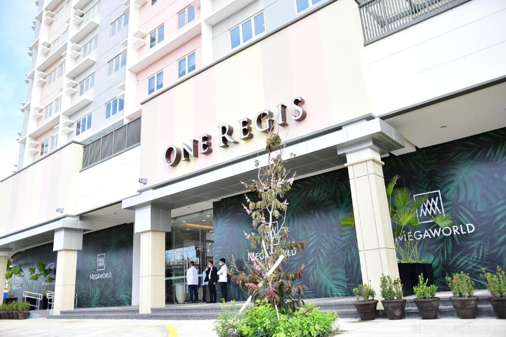 バコロドにあるOne Regis Bacolod- Upper East Studio Roomのマンションの店舗