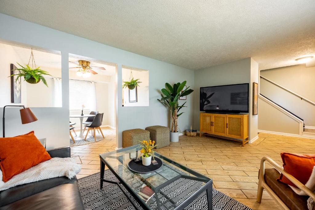 Spacious Home w Billiards Ping Pong and Backyard, Indianapolis