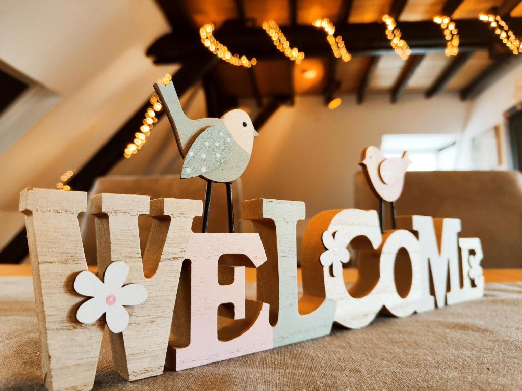 een tafel met een houten bord waarop staat "homecoming" bij Idyllisches Selfkant erleben in Heinsberg