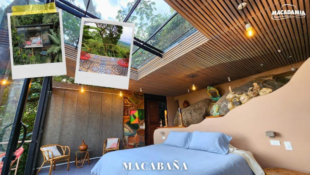 - une chambre avec un lit et une grande fenêtre dans l'établissement Eco Lodge Macabaña Rupestre, à La Mesa