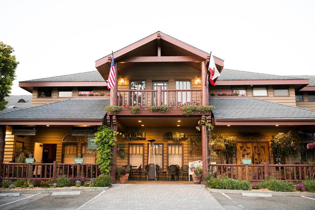 Cambria Pines Lodge - Housity