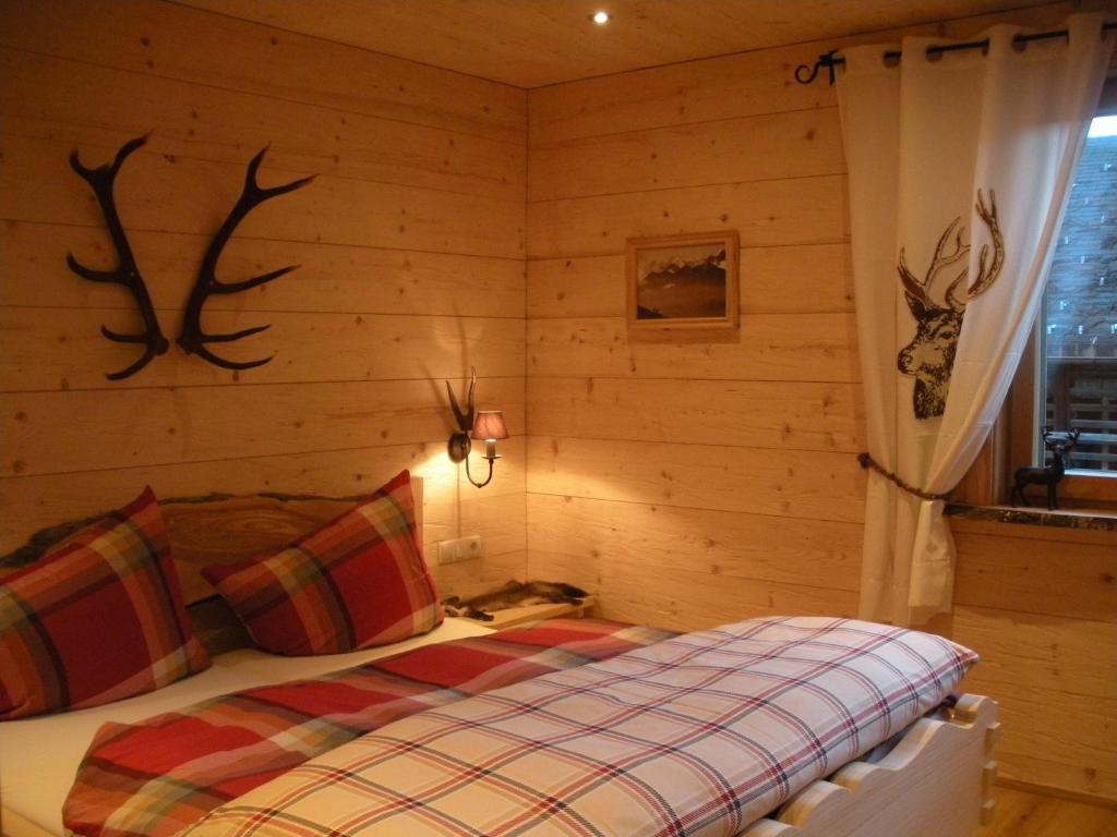 Postel nebo postele na pokoji v ubytování Ferienwohnung Chalet Edelweiss Montafon