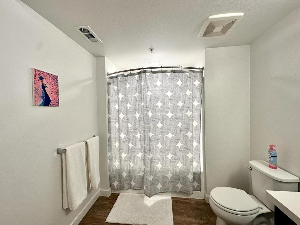 bagno con tenda per la doccia e servizi igienici di Studios Universal 10 min drive FREE parking and WIFI a Los Angeles