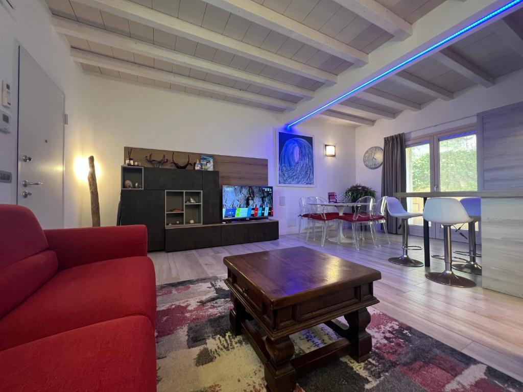 A television and/or entertainment centre at Antica Fonte Holiday Homes