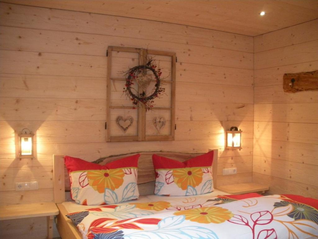 Postel nebo postele na pokoji v ubytování Ferienwohnung Chalet Edelweiss Montafon