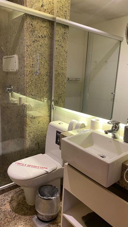 a bathroom with a sink and a toilet and a mirror at HOSPEDE-SE JÁ CULLINAN PARTICULAR in Brasilia