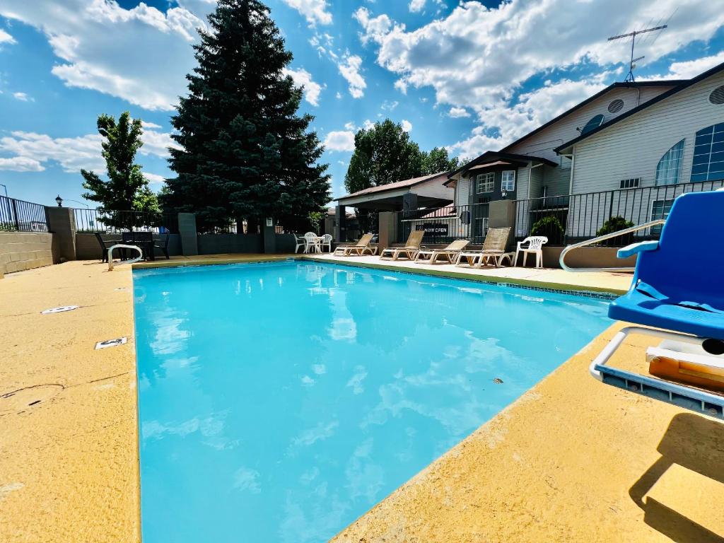 Bazén v ubytování Studio 6 Suites Flagstaff AZ nebo v jeho okolí