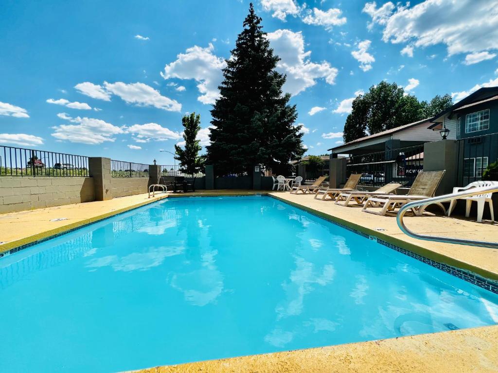 Bazén v ubytování Studio 6 Suites Flagstaff AZ nebo v jeho okolí