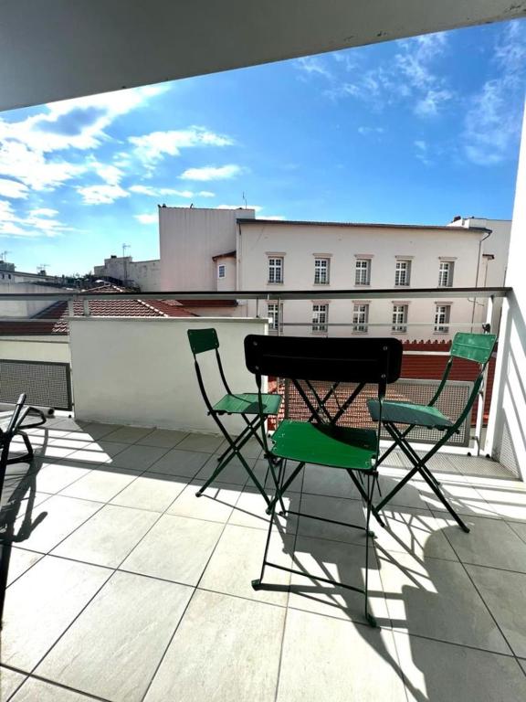 einen Balkon mit 2 Stühlen und einem Tisch auf dem Dach in der Unterkunft Plaza Antibes one bedroom apartment with a parking spot in Antibes