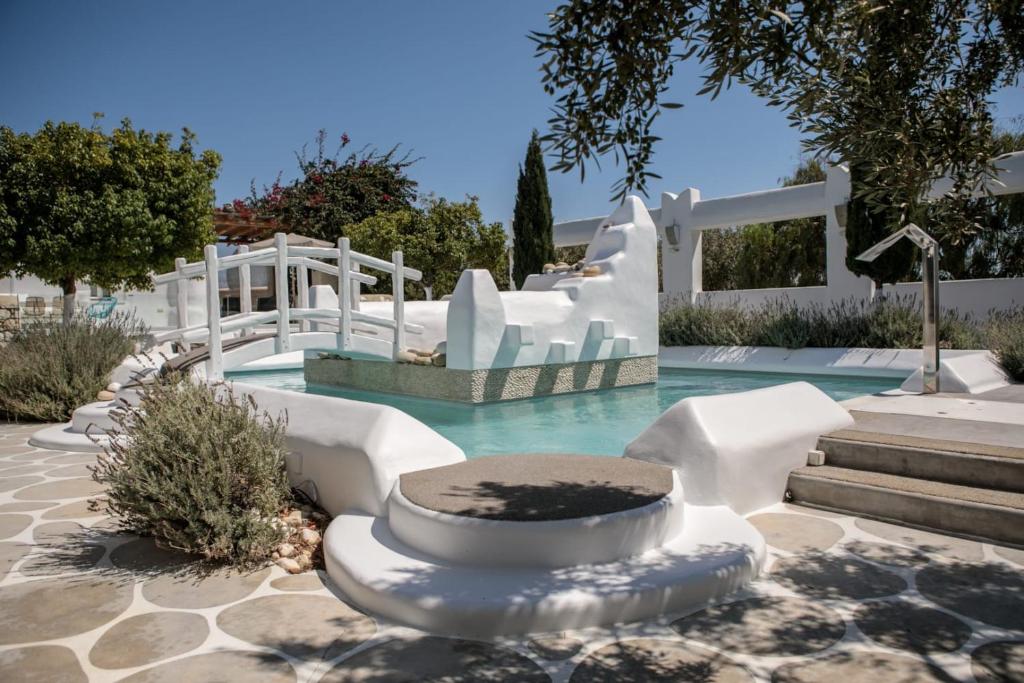 - une piscine avec un parc aquatique doté d'un toboggan dans l'établissement Kallos Villas & Suites, à Naxos Chora