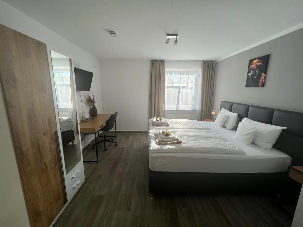 Postel nebo postele na pokoji v ubytování Hotel Restaurant Zum Landmann