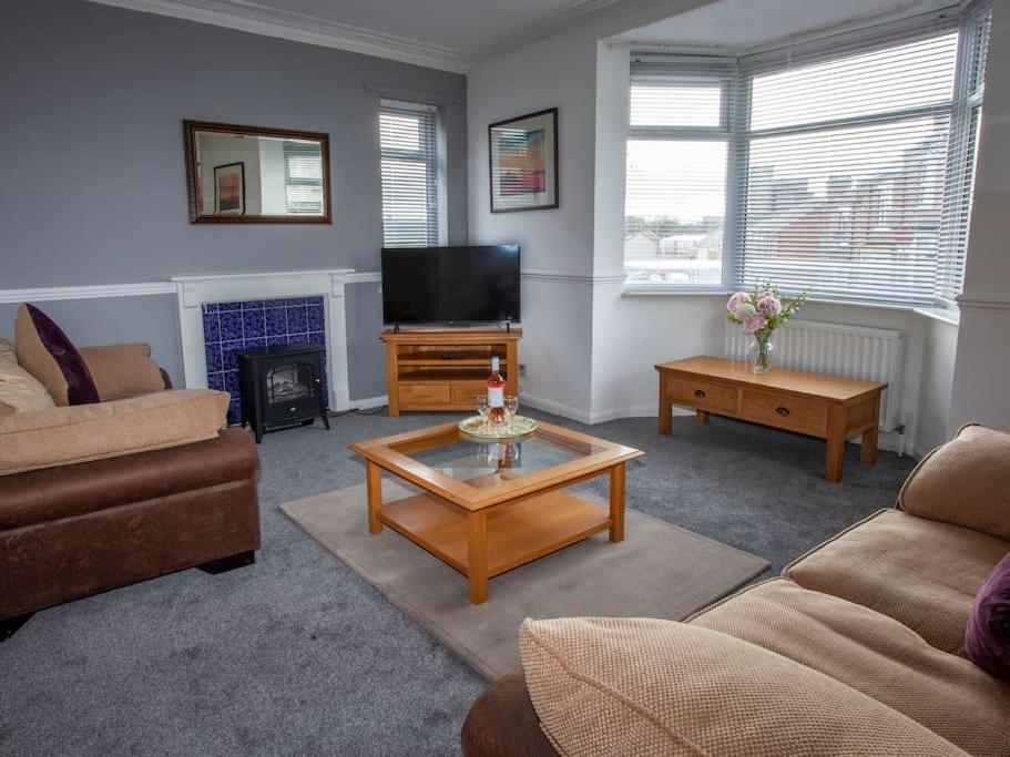uma sala de estar com um sofá e uma televisão em Bright Spacious Home with Parking - Haughton em Darlington