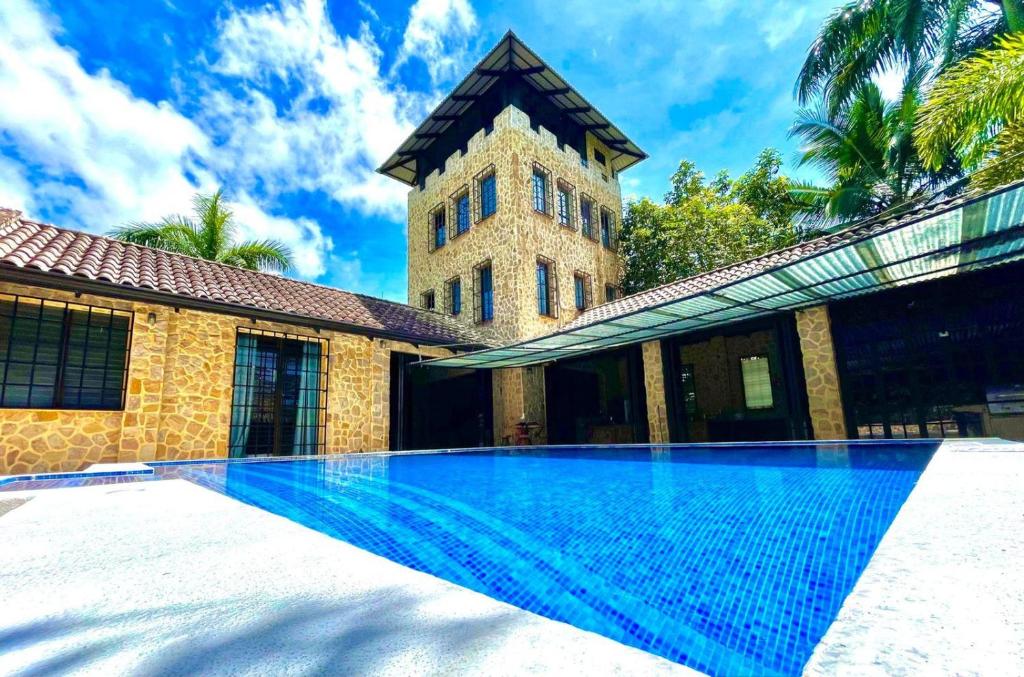 una gran piscina frente a un edificio en Castillo Tambor Resort & Restaurant en Tambor