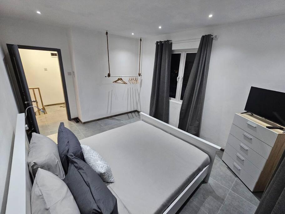 TV a/nebo společenská místnost v ubytování Rooftop Spa Luxury Villa