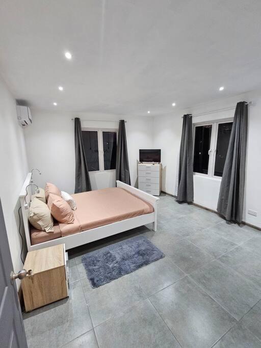 Postel nebo postele na pokoji v ubytování Rooftop Spa Luxury Villa