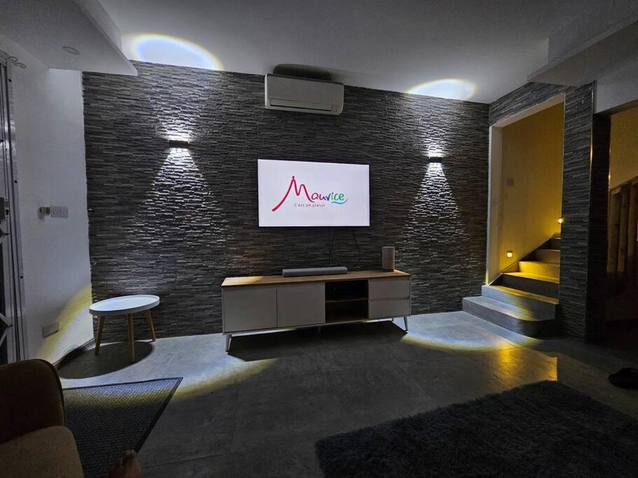 TV a/nebo společenská místnost v ubytování Rooftop Spa Luxury Villa