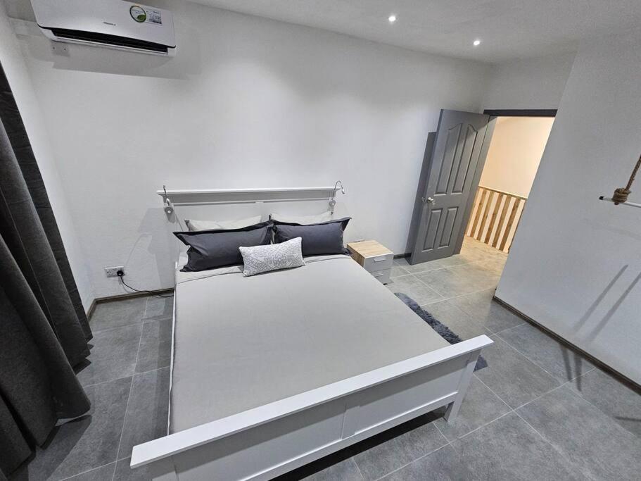Postel nebo postele na pokoji v ubytování Rooftop Spa Luxury Villa