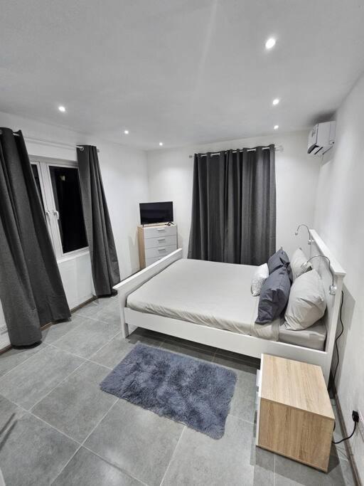 Postel nebo postele na pokoji v ubytování Rooftop Spa Luxury Villa