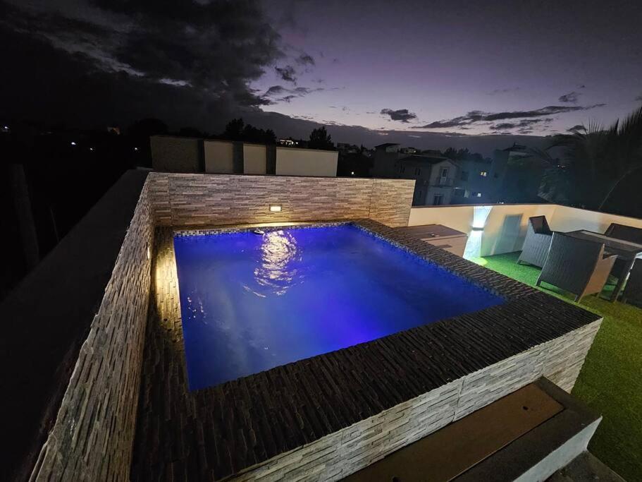 Bazén v ubytování Rooftop Spa Luxury Villa nebo v jeho okolí