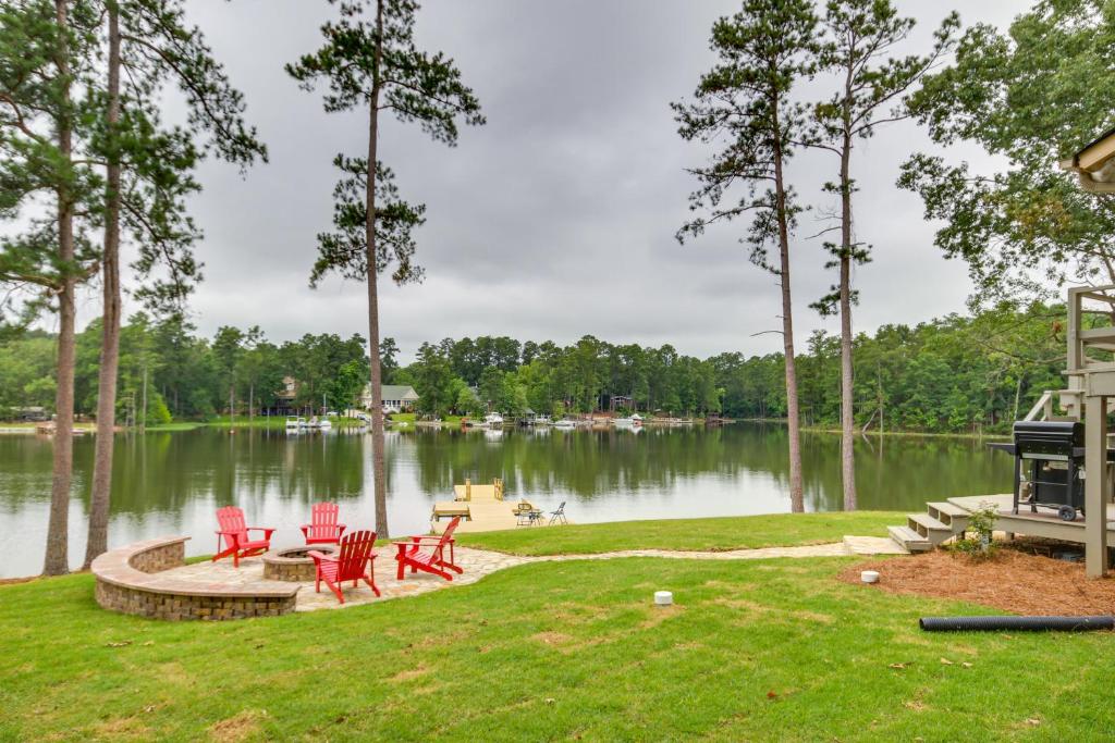 Waterfront Lakehouse with Private Dock and Fire Pit!, Chapin (updated