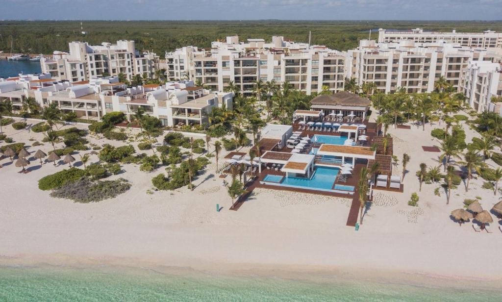 een luchtzicht op een resort op het strand bij Beautiful apartment by the beach! in Cancun