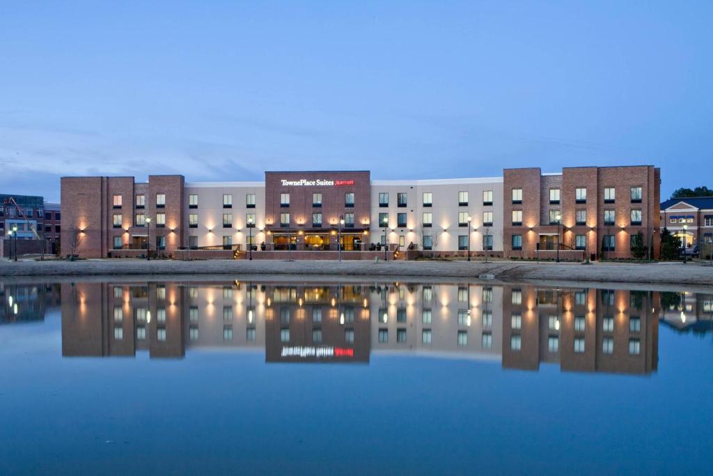 ein Gebäude mit Reflexion in einem Wasserkörper in der Unterkunft TownePlace Suites by Marriott Jackson Ridgeland/The Township at Colony Park in Ridgeland