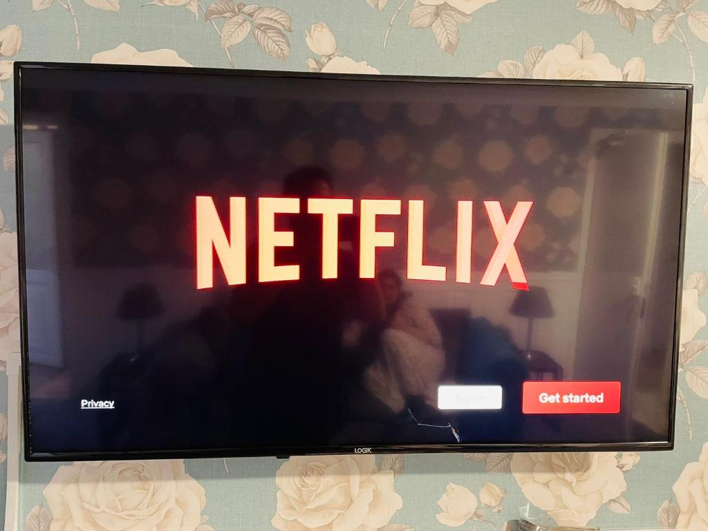 einen Bildschirm mit dem Netflix-Schild darauf in der Unterkunft Alder House in Birmingham