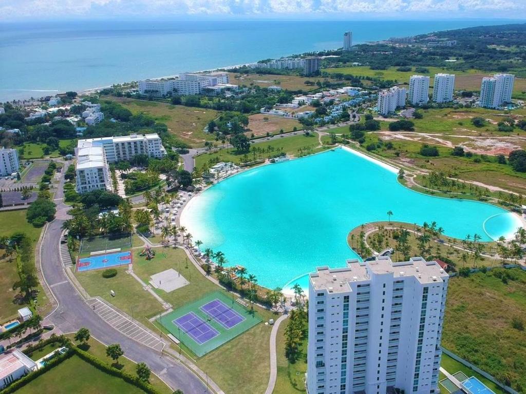 Bazén v ubytování Playa Blanca Beach Resort - All Inclusive nebo v jeho okolí