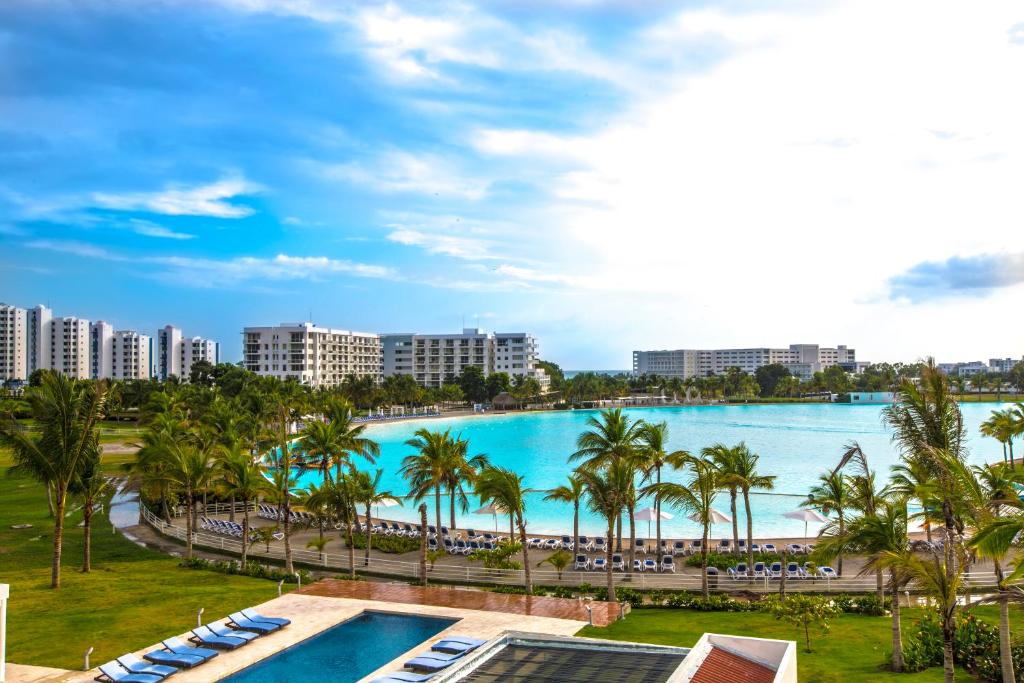 vista para a piscina no resort paradiso em Playa Blanca Beach Resort - All Inclusive em Playa Blanca