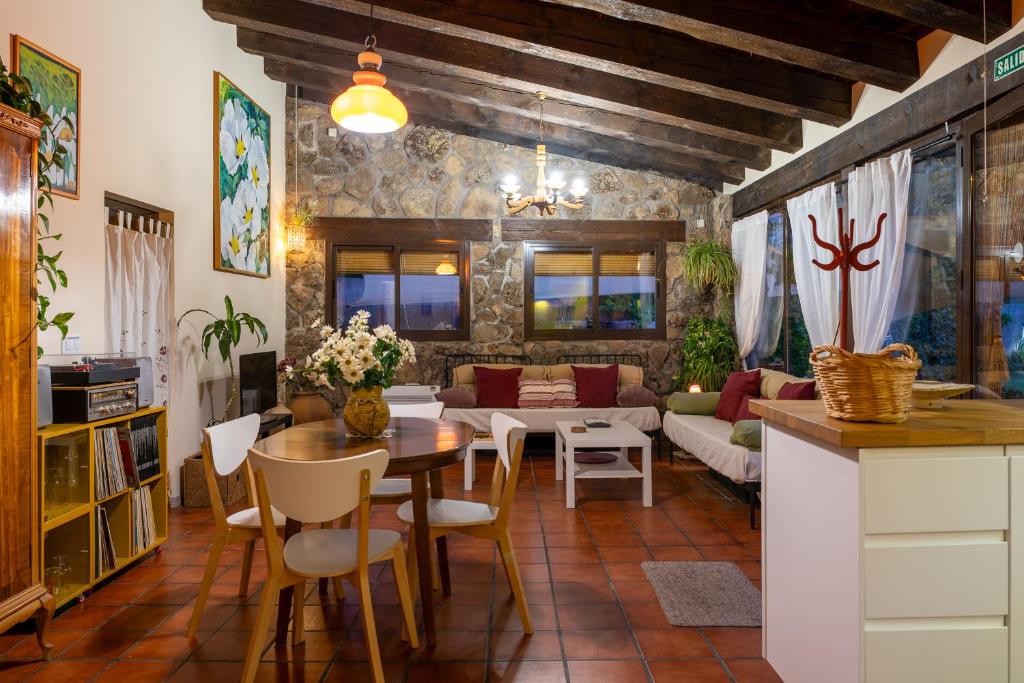 Reštaurácia alebo iné gastronomické zariadenie v ubytovaní Apartamento rural Sé de un lugar