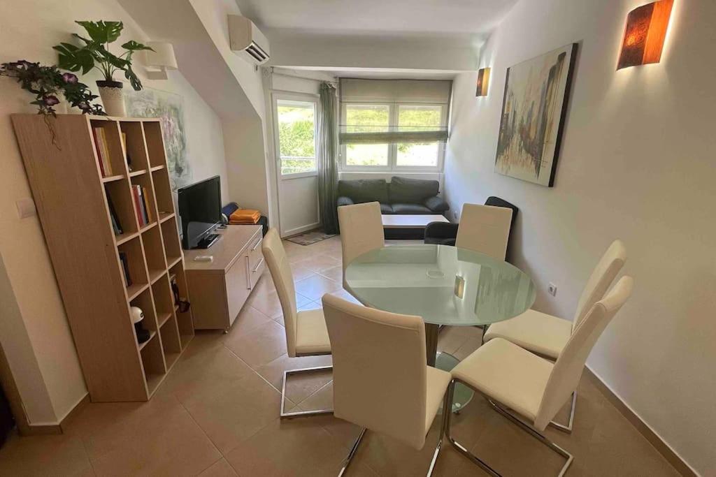 mały salon ze stołem i krzesłami w obiekcie Cosy 2-bedroom apt 100m from sea w mieście Herceg Novi