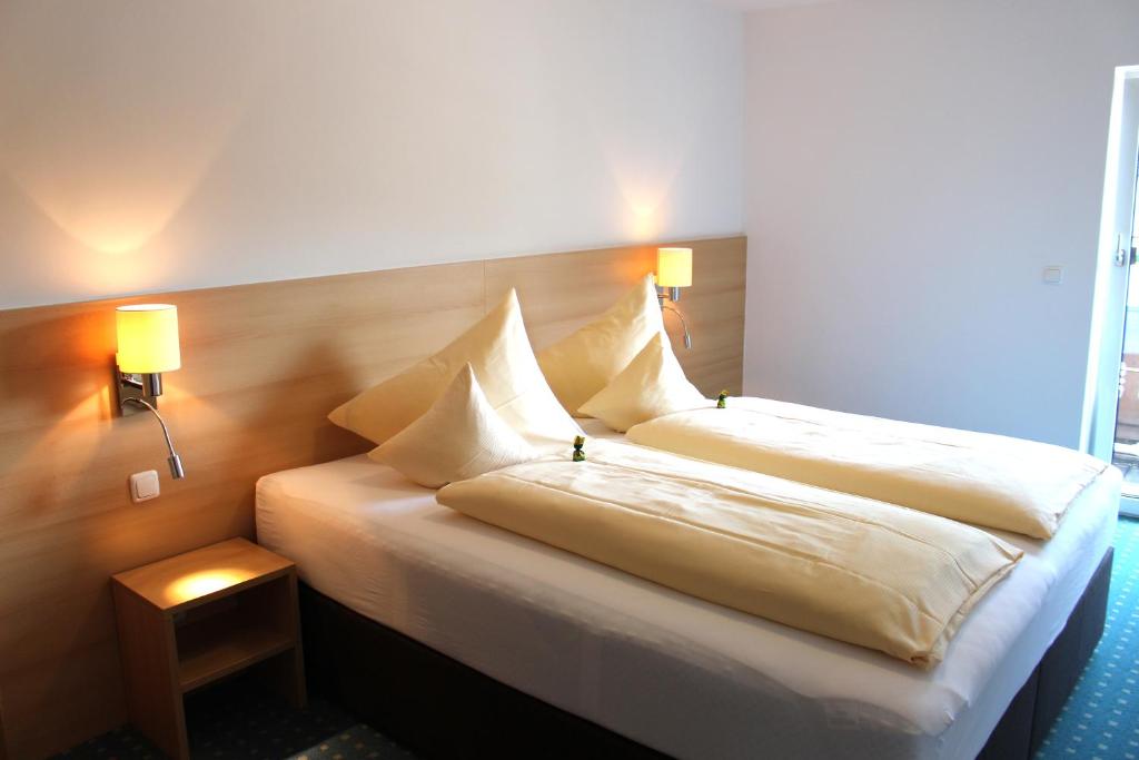 Postel nebo postele na pokoji v ubytování Hotel-Pension Falkensteiner